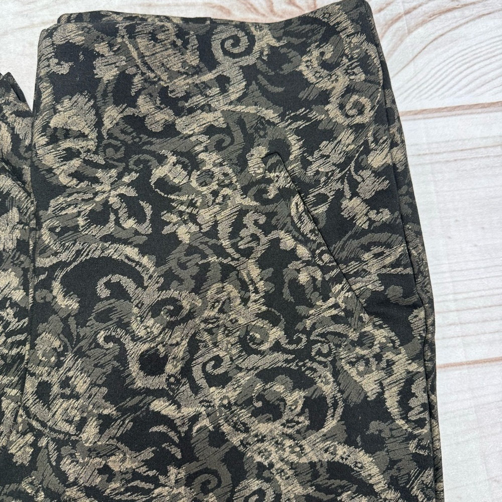 Chico’s Black & Tan Metallic Fabulously Slimming Ankle Ponte Pants Sz 1.5/Medium - Picture 7 of 9